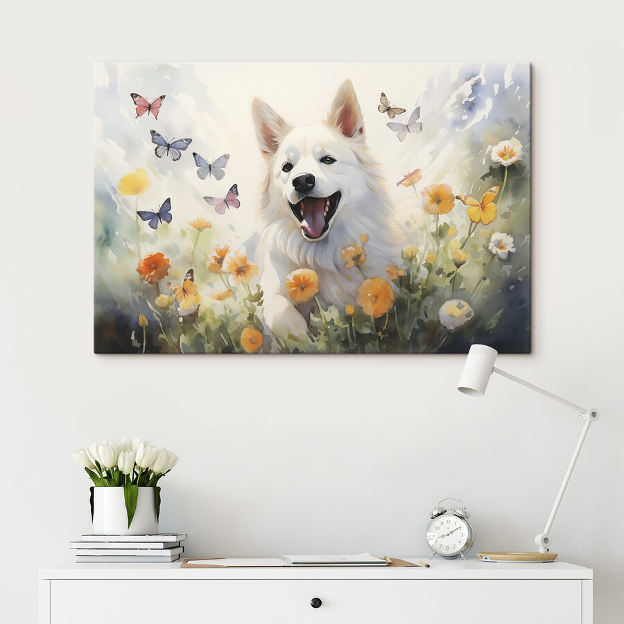 Weißer Hund mit Schmetterlingen in einem Blumenfeld