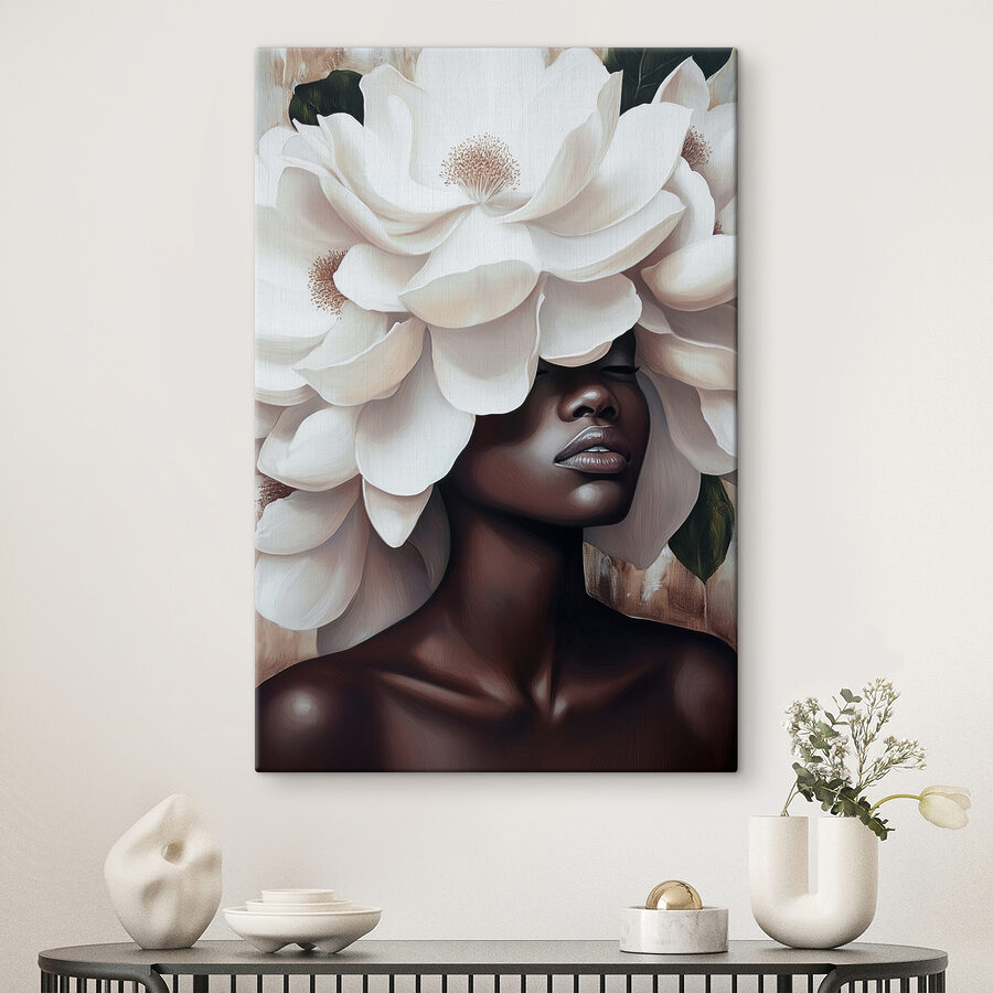 Frau mit weißen Blumen auf dem Kopf