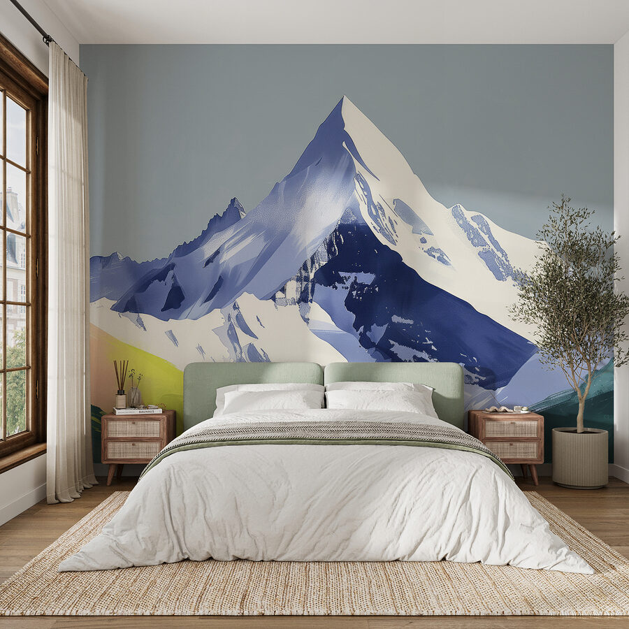 Berg mit Schnee und grünen Hügeln
