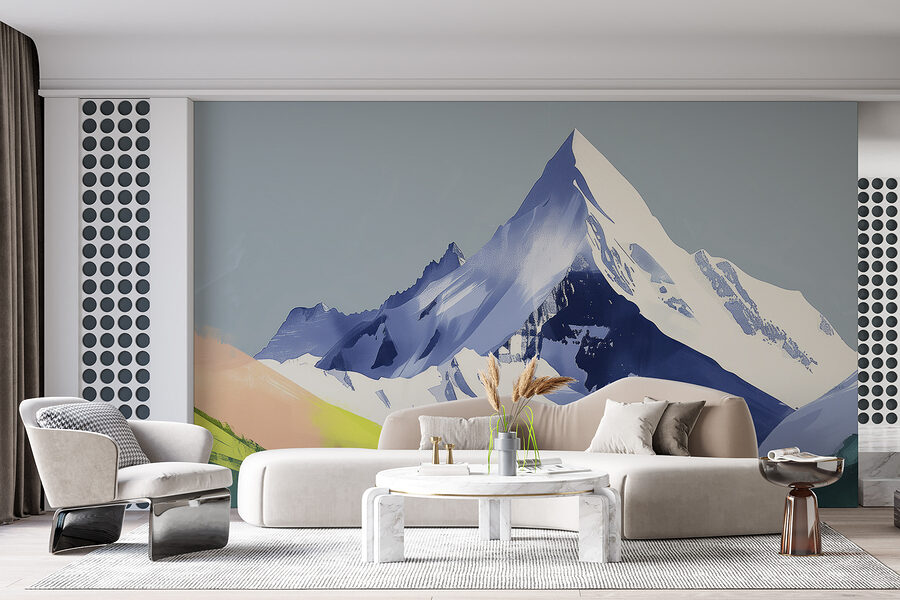 Berg mit Schnee und grünen Hügeln