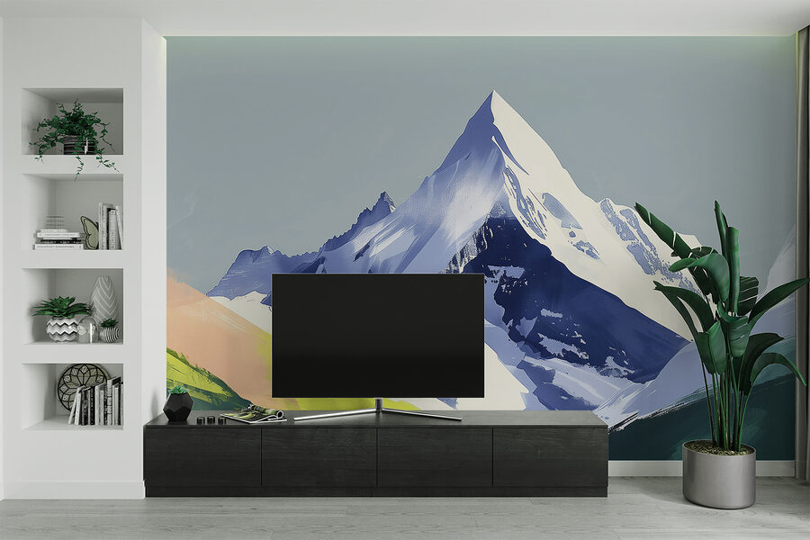 Berg mit Schnee und grünen Hügeln