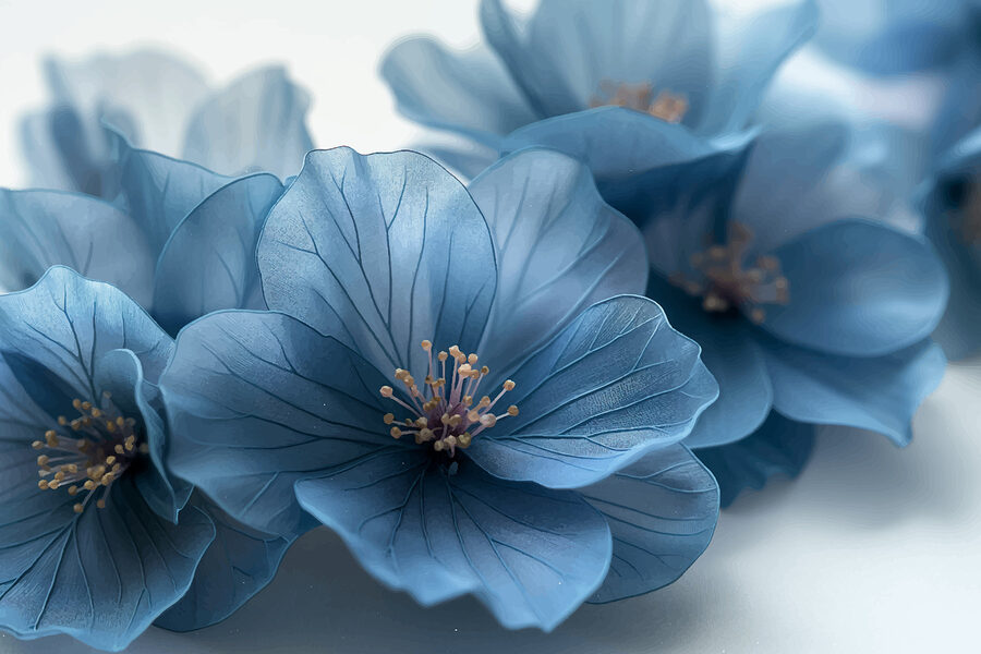 Blaue Blumen auf einer weißen Fläche