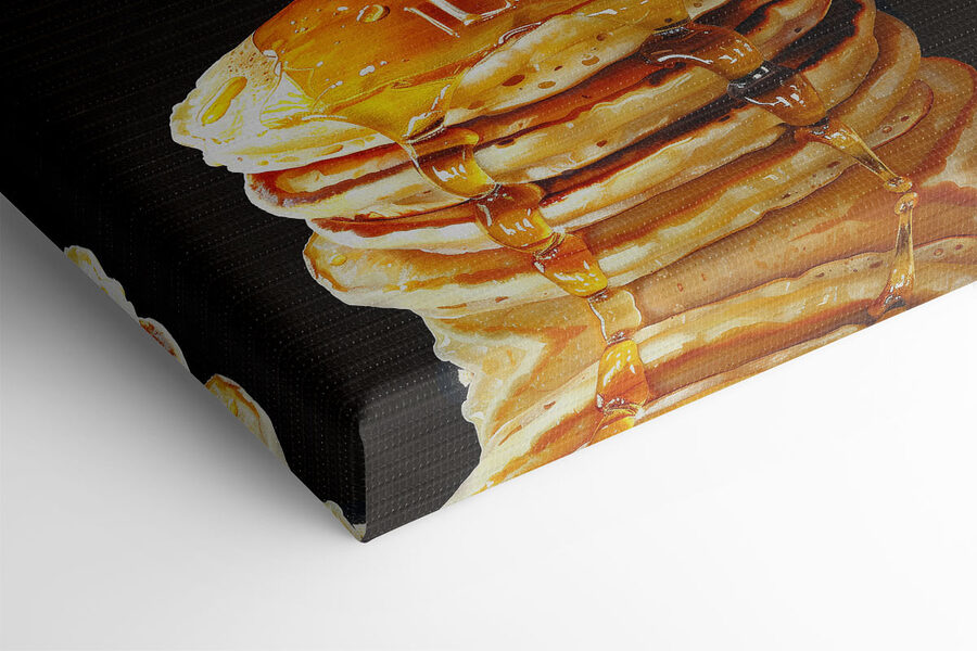 Stapel von Pfannkuchen mit Honig, der von einem Holzstab tropft Stapel von Pfannkuchen mit Honig, der von einem Holzstab tropft