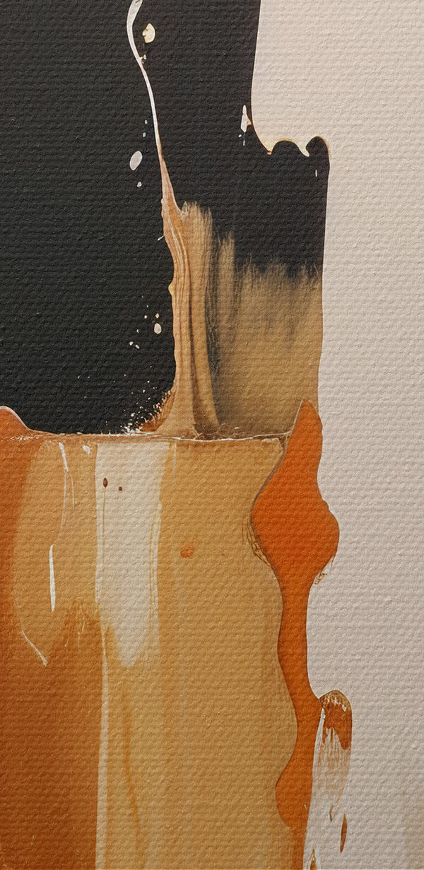 Weiße und orange Farbe tropft auf eine schwarze Oberfläche Weiße und orange Farbe tropft auf eine schwarze Oberfläche