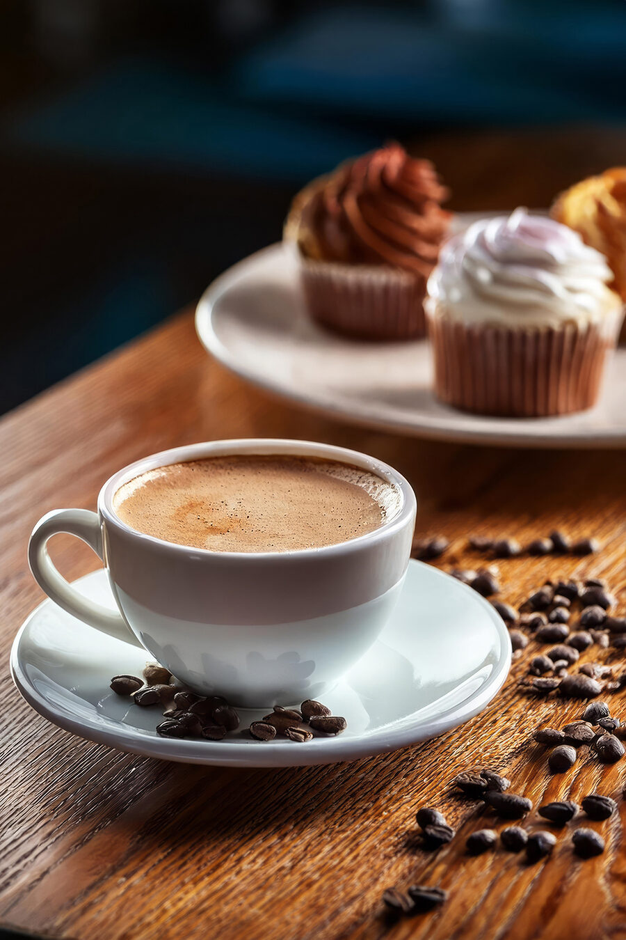 Tasse Kaffee und Muffins auf einem Tisch