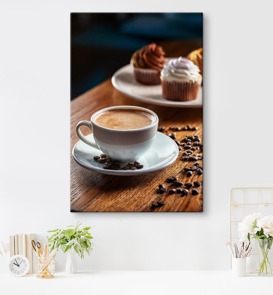 Tasse Kaffee und Muffins auf einem Tisch