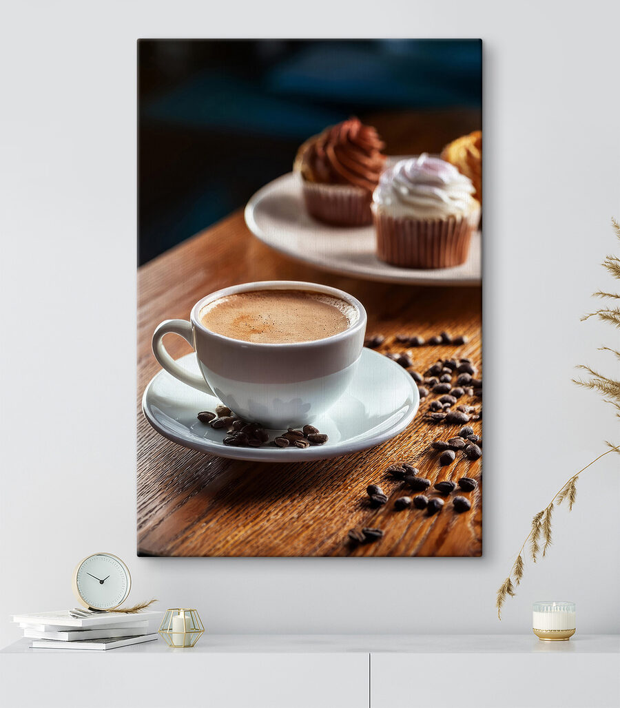 Tasse Kaffee und Muffins auf einem Tisch