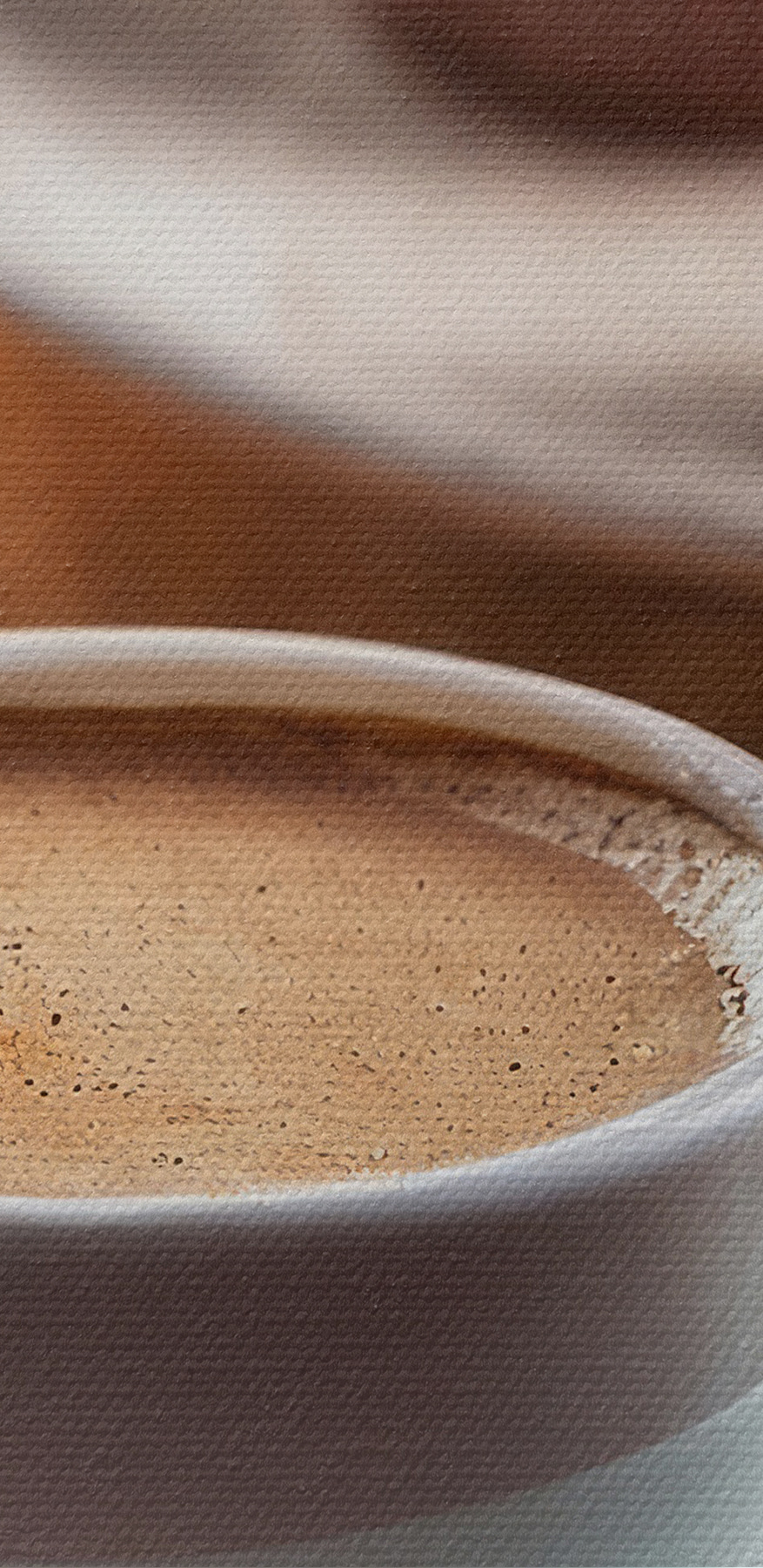 Tasse Kaffee und Muffins auf einem Tisch