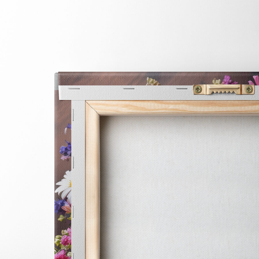 Vase mit Blumen auf einem Tisch
