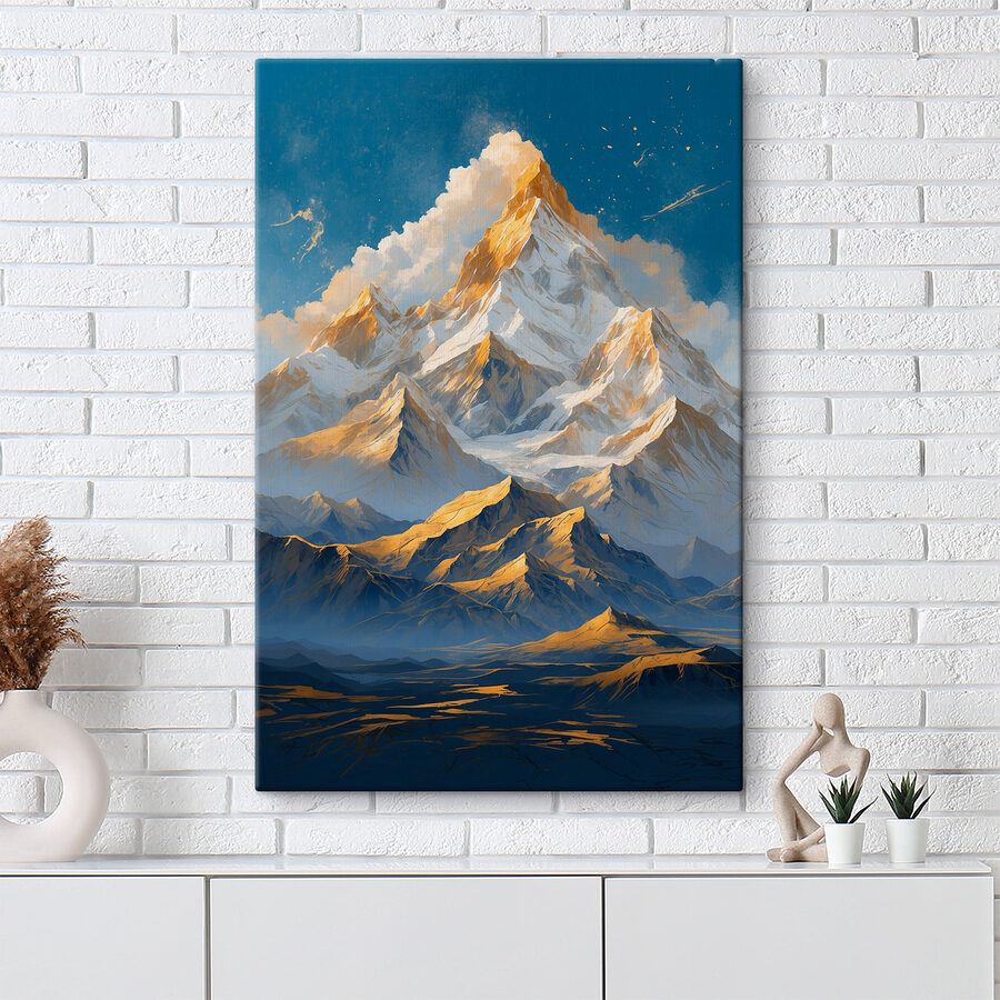 Bergkette mit Schnee und Wolken