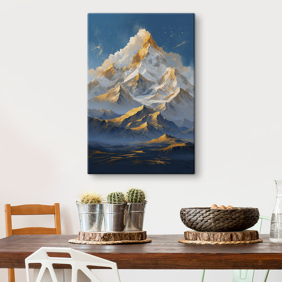 Bergkette mit Schnee und Wolken