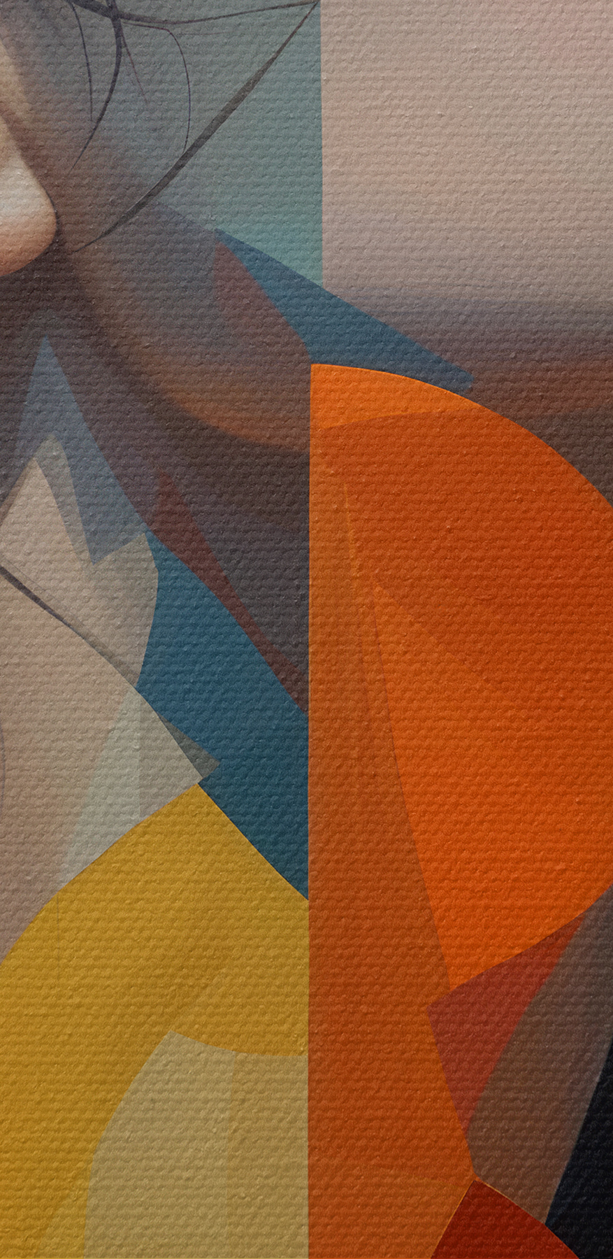 Frau mit schwarzem Haar und orangefarbenen und blauen Kreisen Frau mit schwarzem Haar und orangefarbenen und blauen Kreisen