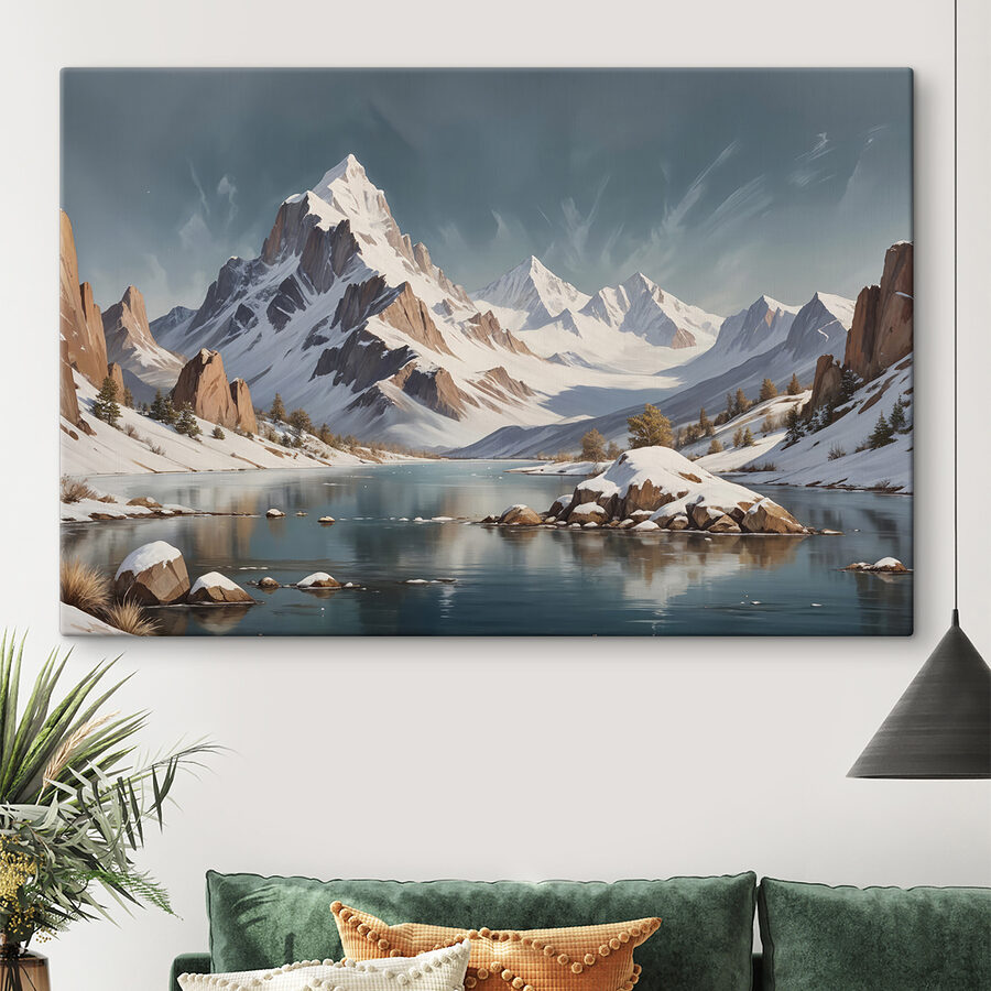 Verschneites Gebirge mit einem See