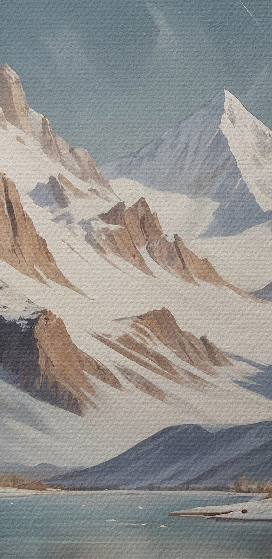 Verschneites Gebirge mit einem See