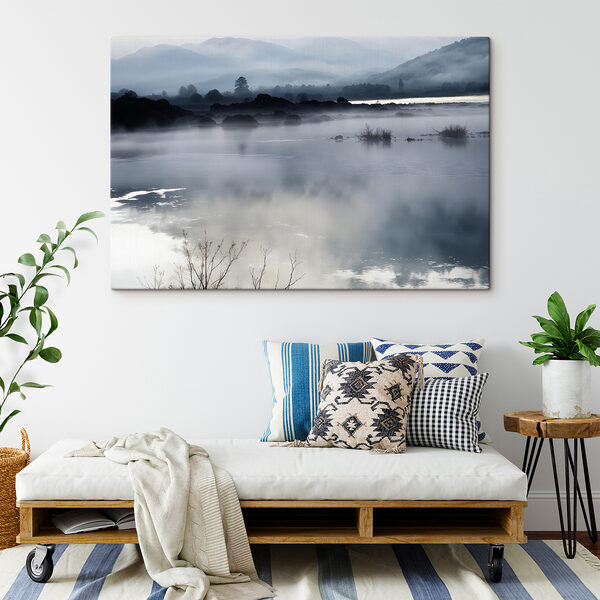 Neblige Landschaft mit Bergen und Wasser Neblige Landschaft mit Bergen und Wasser
