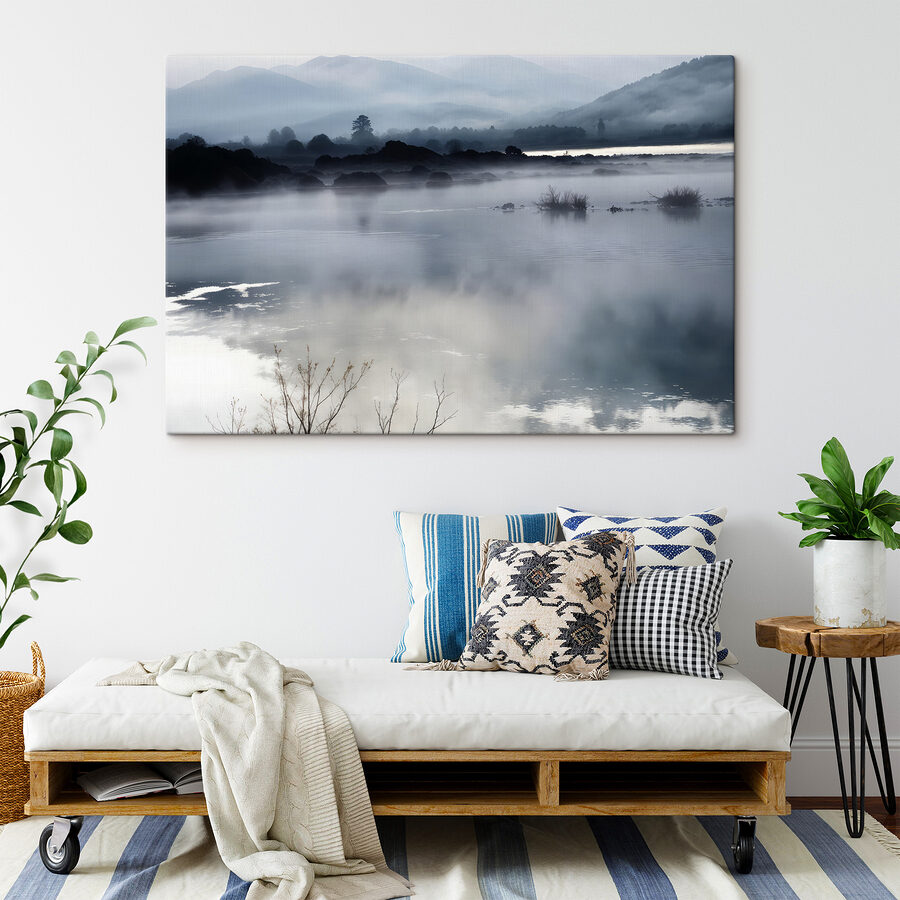 Neblige Landschaft mit Bergen und Wasser