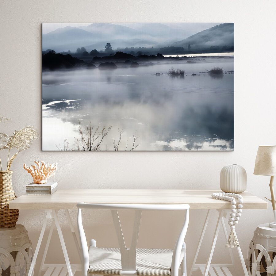 Neblige Landschaft mit Bergen und Wasser