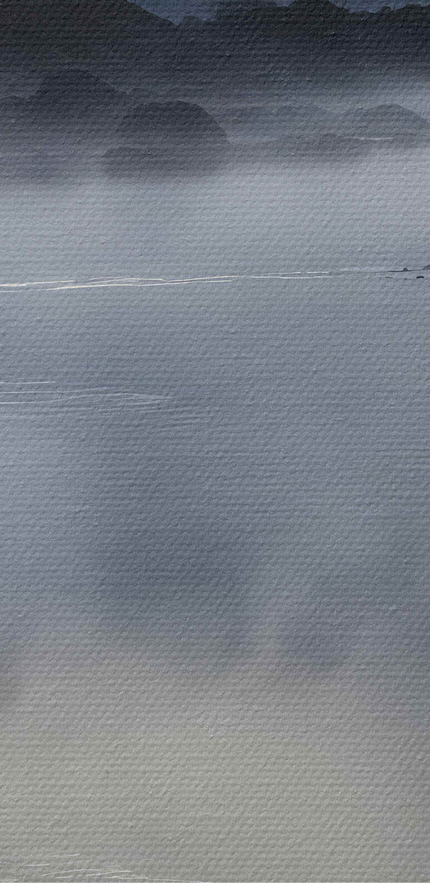 Neblige Landschaft mit Bergen und Wasser