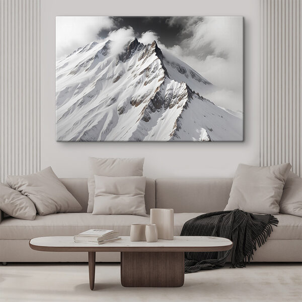 Berg mit Schnee und Wolken Berg mit Schnee und Wolken