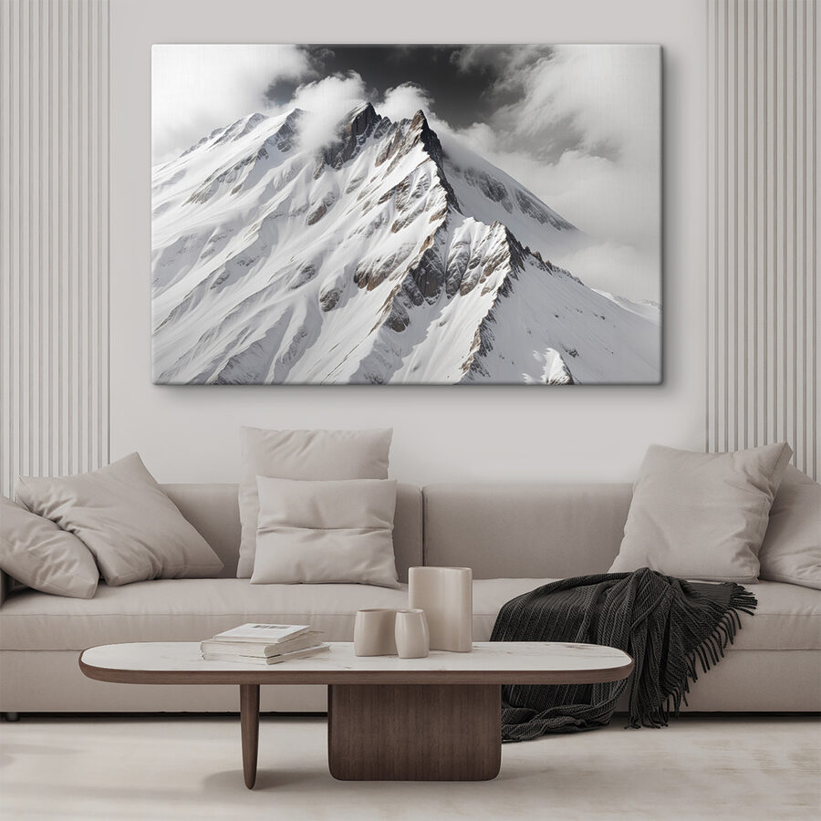 Berg mit Schnee und Wolken