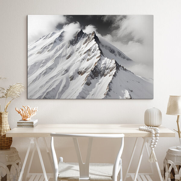 Berg mit Schnee und Wolken Berg mit Schnee und Wolken