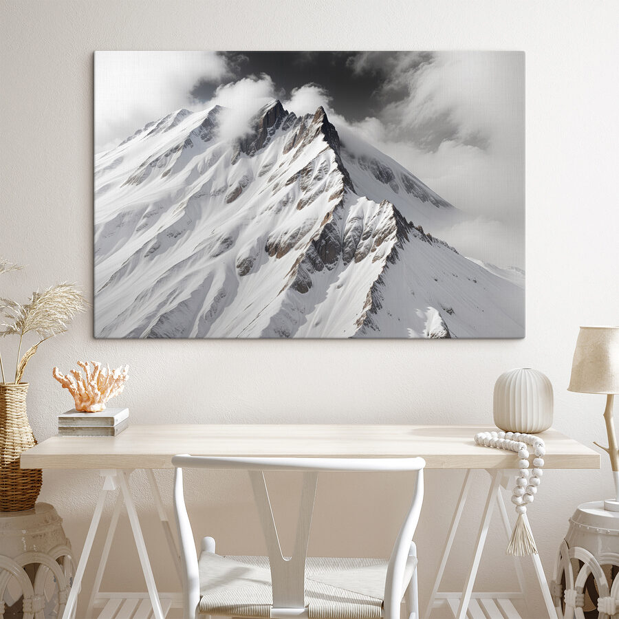 Berg mit Schnee und Wolken