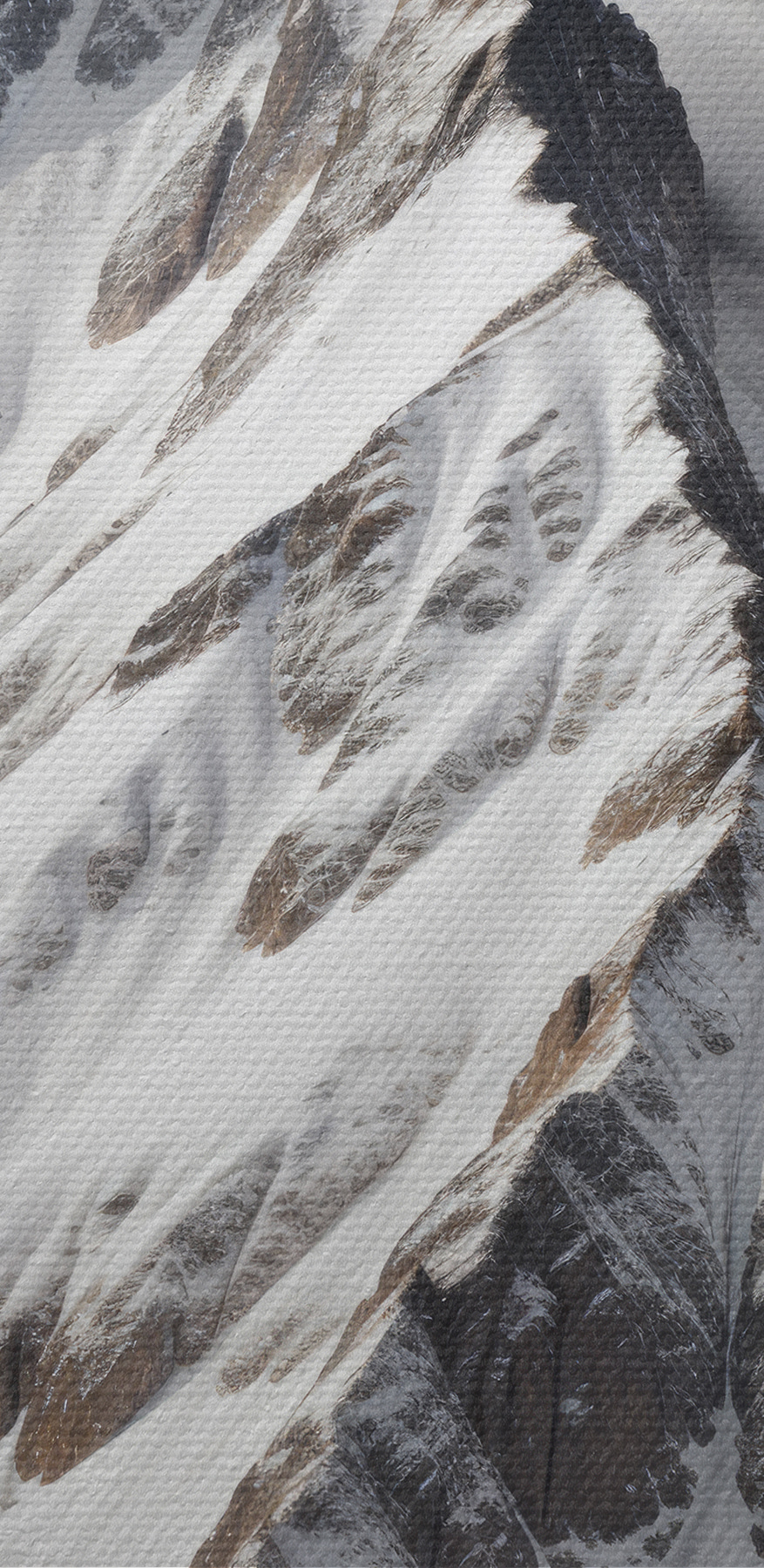 Berg mit Schnee und Wolken