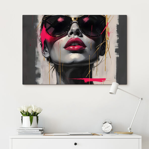 Frau mit Sonnenbrille und rotem Lippenstift Frau mit Sonnenbrille und rotem Lippenstift