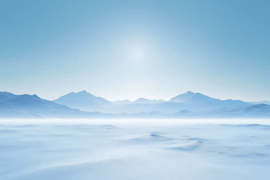 Verschneite Landschaft mit Bergen in der Ferne Verschneite Landschaft mit Bergen in der Ferne