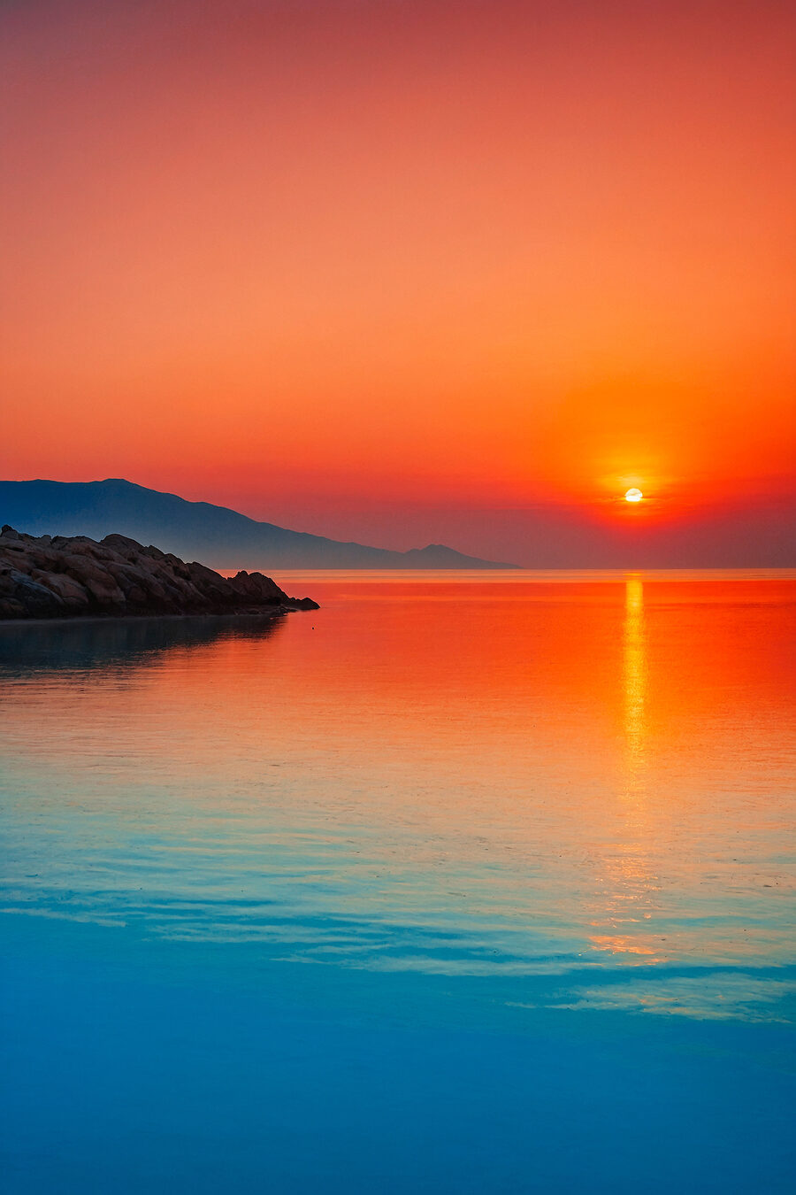 Sonnenuntergang über einer Wasserfläche