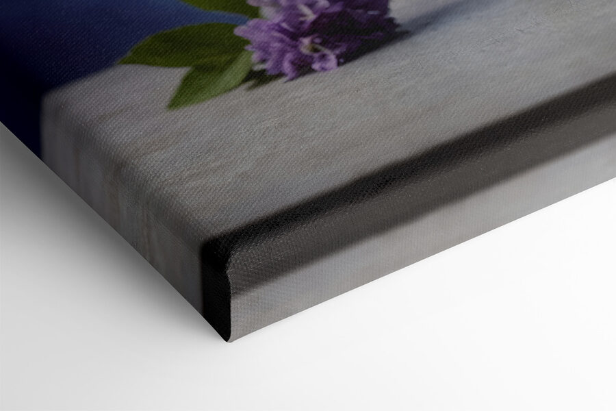 Vase mit lila Blumen