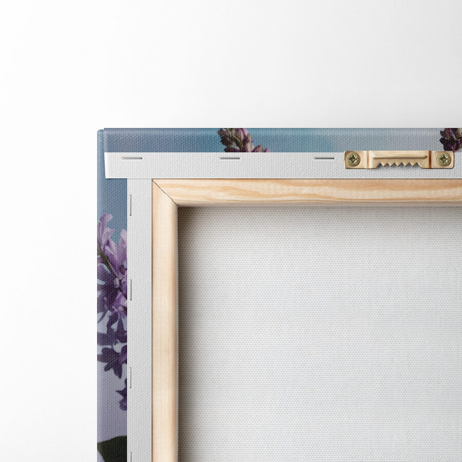 Vase mit lila Blumen