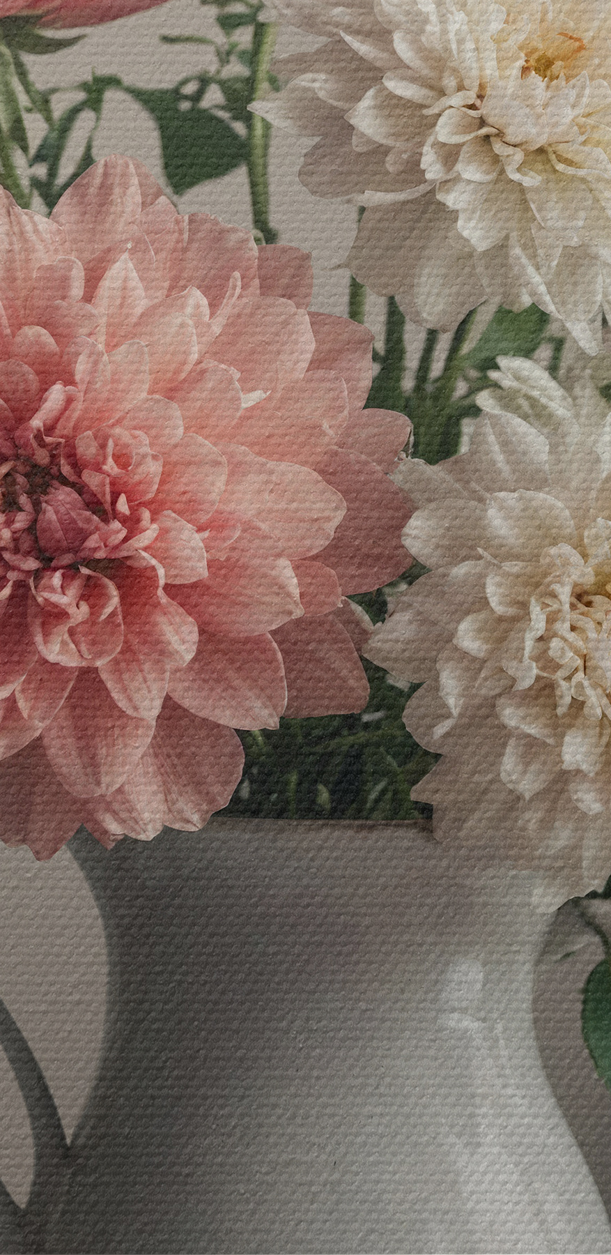 Vase mit Blumen auf einem Tisch