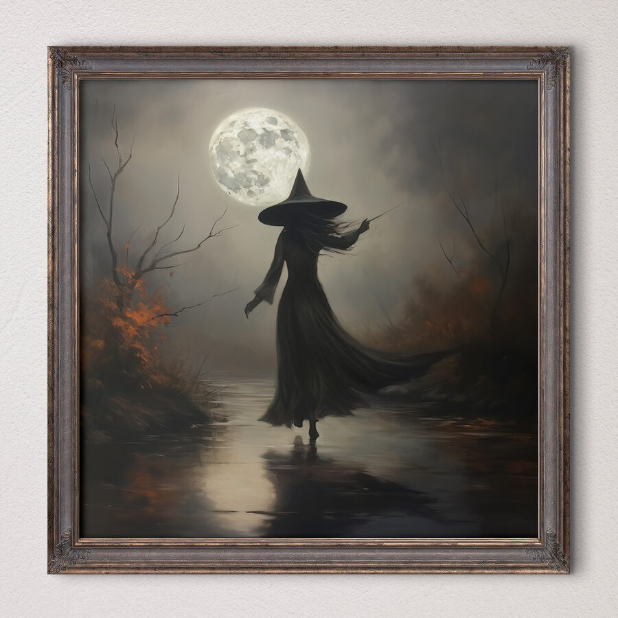 Frau in einem Personenkleid, die auf einem Weg bei Vollmond geht