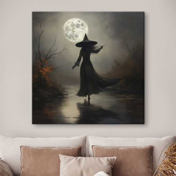 Frau in einem Personenkleid, die auf einem Weg bei Vollmond geht Frau in einem Personenkleid, die auf einem Weg bei Vollmond geht