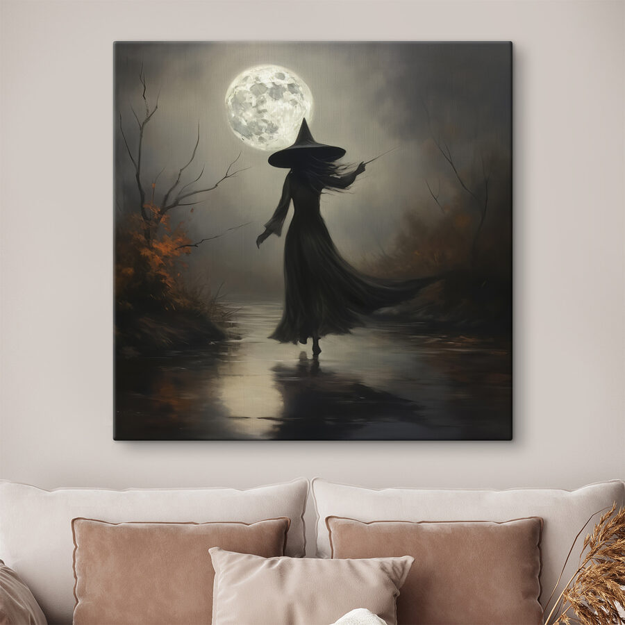 Frau in einem Personenkleid, die auf einem Weg bei Vollmond geht