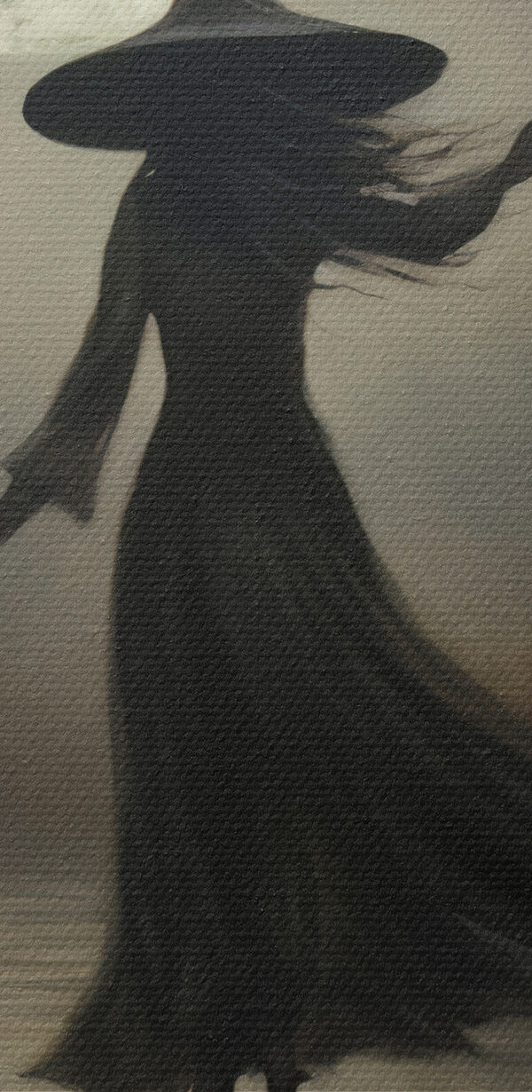 Frau in einem Personenkleid, die auf einem Weg bei Vollmond geht Frau in einem Personenkleid, die auf einem Weg bei Vollmond geht