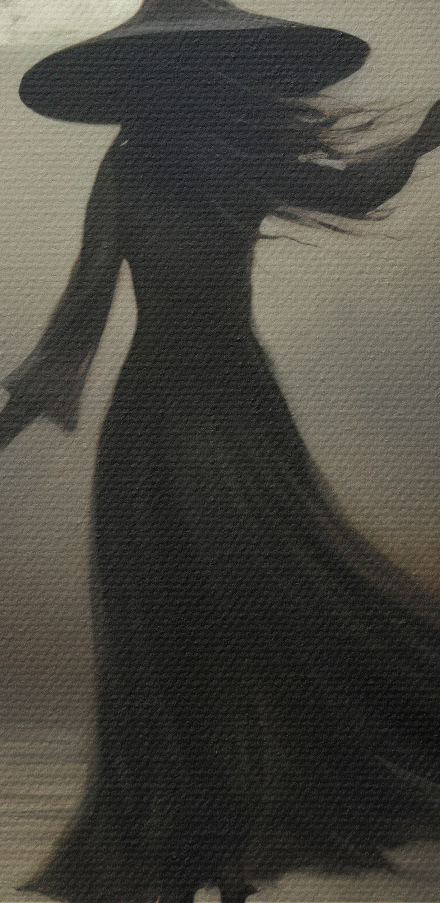 Frau in einem Personenkleid, die auf einem Weg bei Vollmond geht