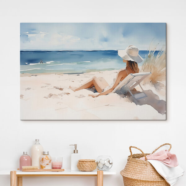 Frau sitzt in einem Stuhl am Strand Frau sitzt in einem Stuhl am Strand