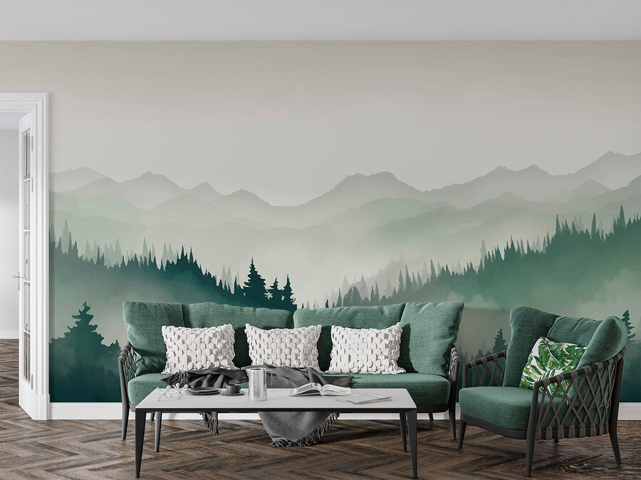Neblige Berglandschaft mit Bäumen und Bergen