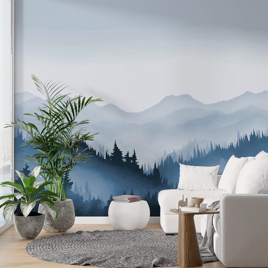 Neblige Berglandschaft mit Bäumen und Bergen