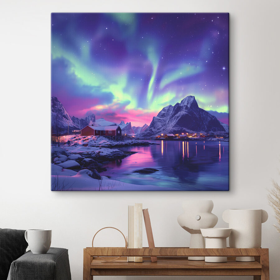 Verschneite Landschaft mit Bergen und einem See