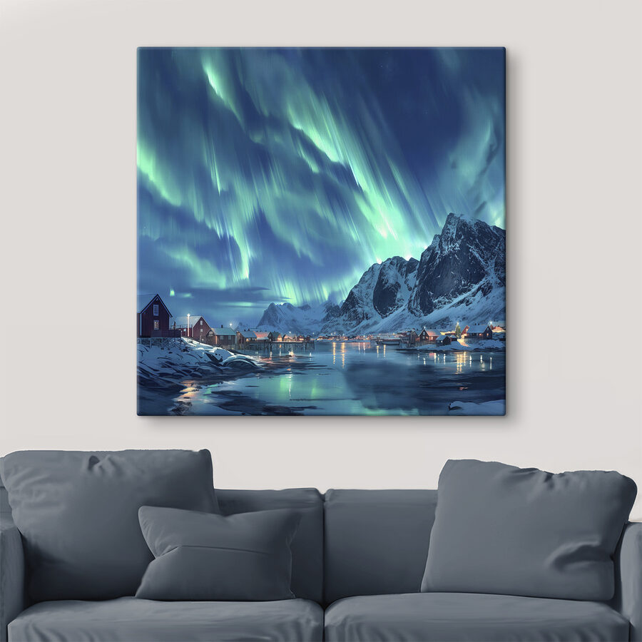 Aurora borealis über einem verschneiten Berg