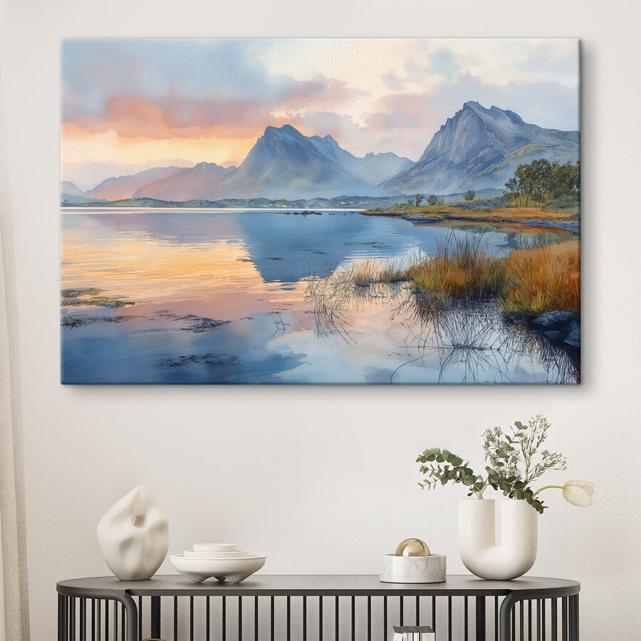 Wasser mit Bergen im Hintergrund
