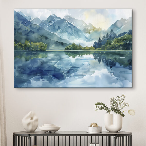 Wasserbild eines Sees mit Bäumen und Bergen im Hintergrund Wasserbild eines Sees mit Bäumen und Bergen im Hintergrund