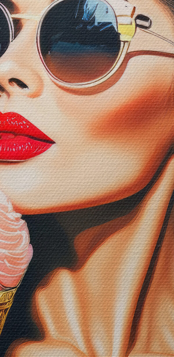 Frau hält eine Eistüte Frau hält eine Eistüte