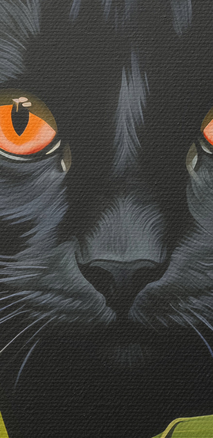 Schwarze Katze mit orangefarbenen Augen, die durch hohe grüne Pflanzen schauen