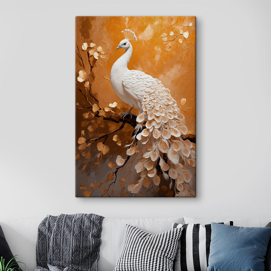 Weißer Pfau mit Federn auf einem Zweig
