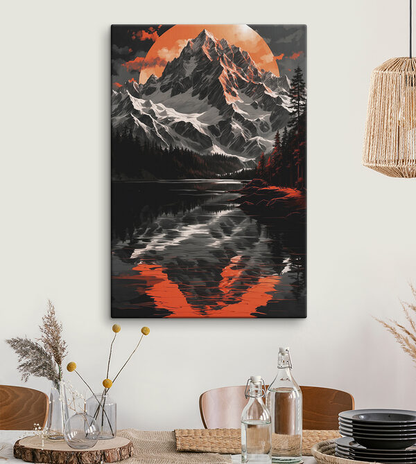 See mit Bäumen und Bergen im Hintergrund See mit Bäumen und Bergen im Hintergrund