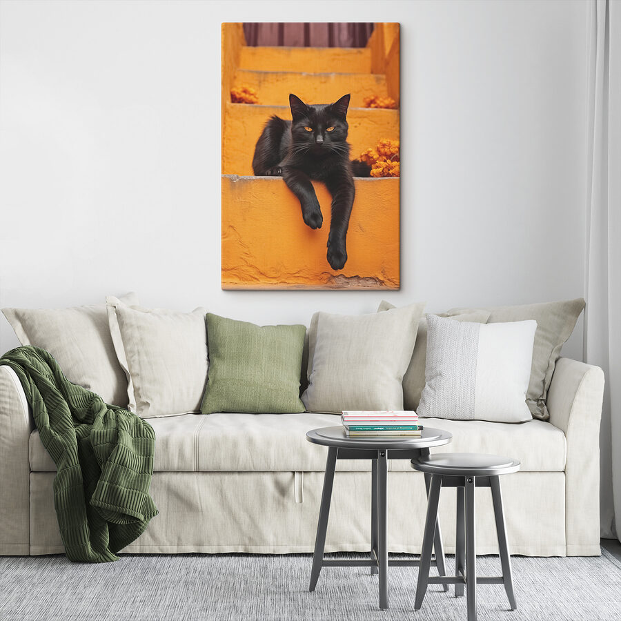 Schwarze Katze auf einer Treppe liegend Schwarze Katze auf einer Treppe liegend